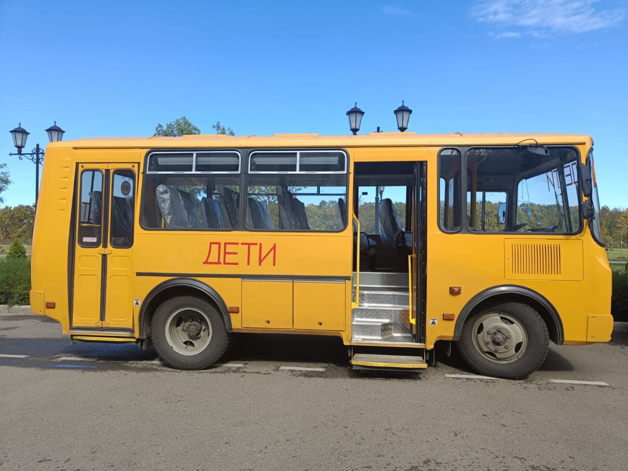 Сразу тремя новыми современными автобусами пополнился  и школьный автопарк города Адыгейска.